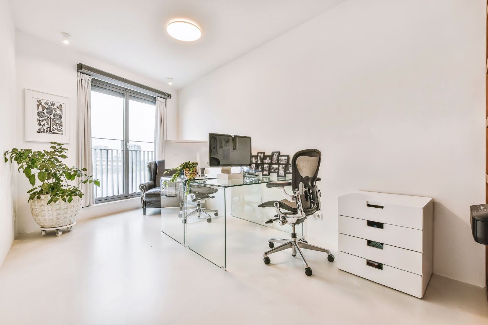 Minimalist Office Design for a Clutter-Free Look